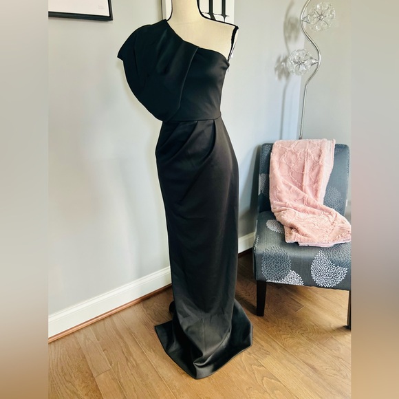 Black Halo Egan One Shoulder Gown - Picture 5 of 14